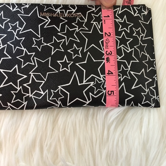 LAST ONE NWT Michael Kors Giftables LG Zip Clutch - Picture 6 of 8